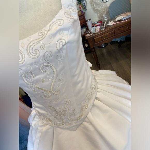 Vintage Maggie Sottero Wedding Dress - Picture 4 of 17